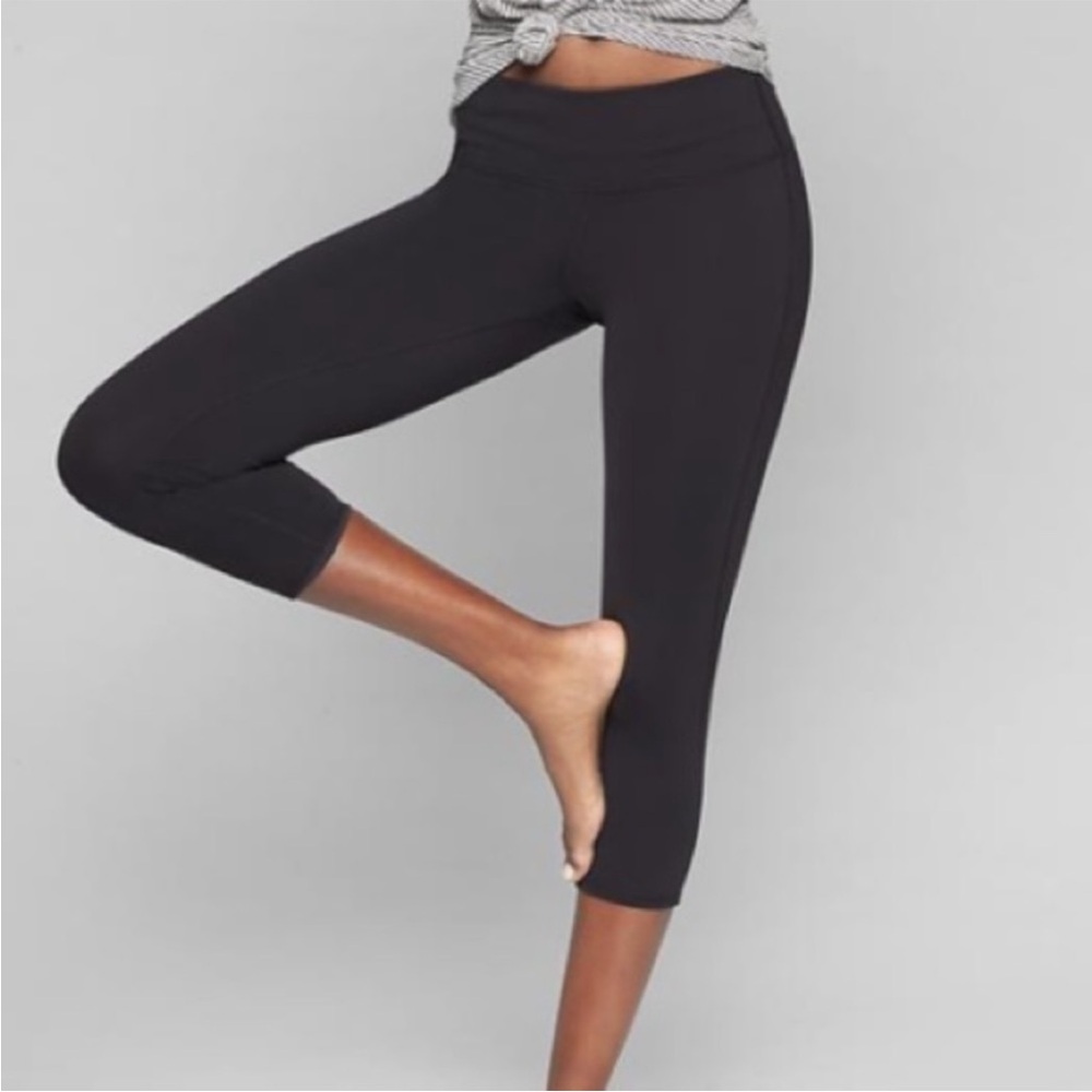 Athleta Black Cropped Capri Gym Workout Athletic Leggings